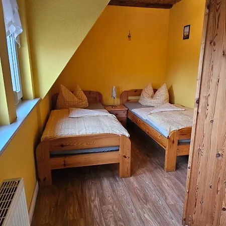 Kranichnest Mit Huehnerhof *