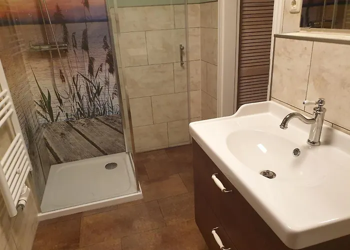 Kranichnest Mit Huehnerhof *