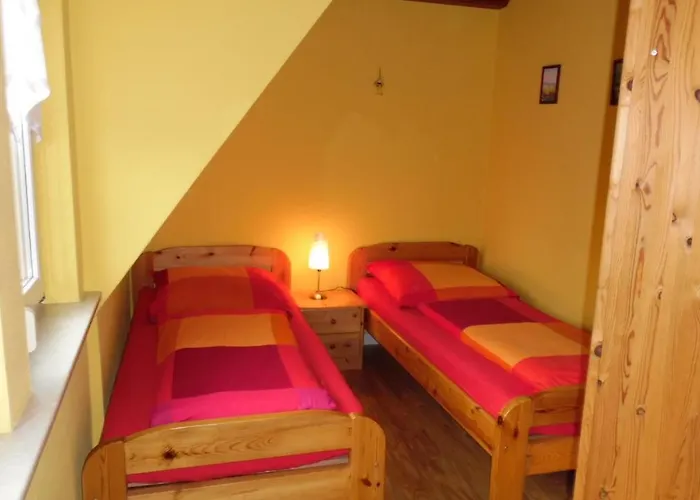 Kranichnest Mit Huehnerhof *